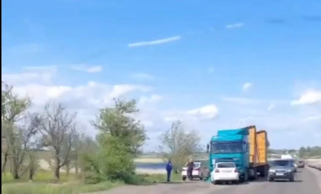 В Караганде в лобовую столкнулись легковой и грузовой автомобили