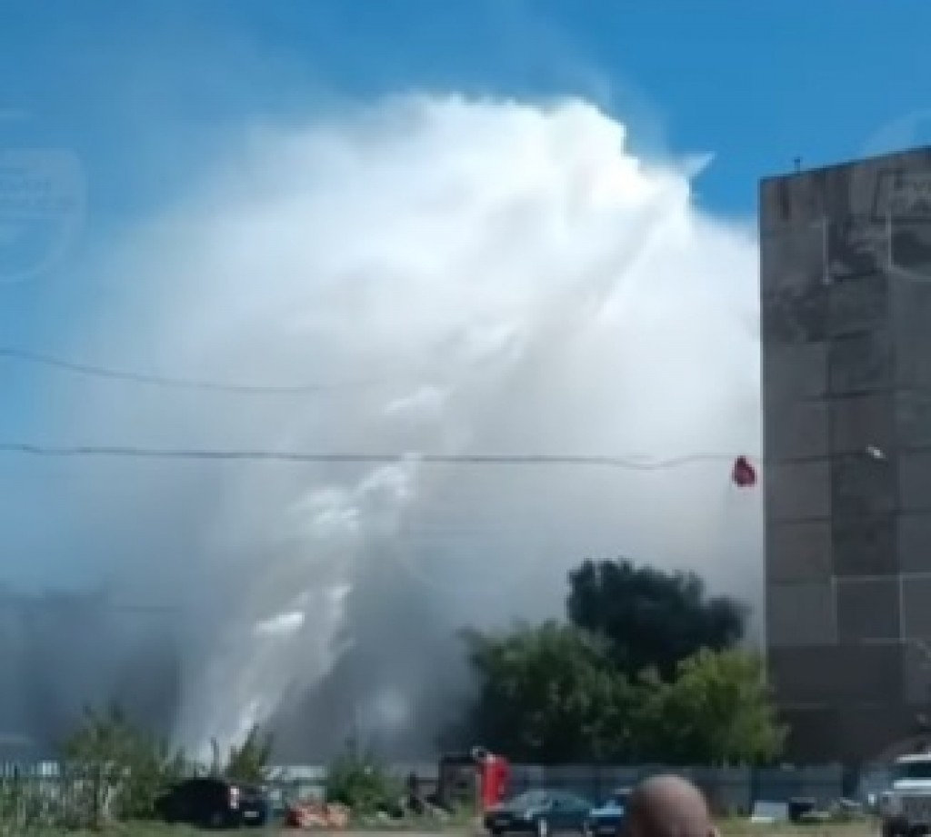 Огромный фонтан воды возник на тепломагистрали из-за гидравлических испытаний в Караганде