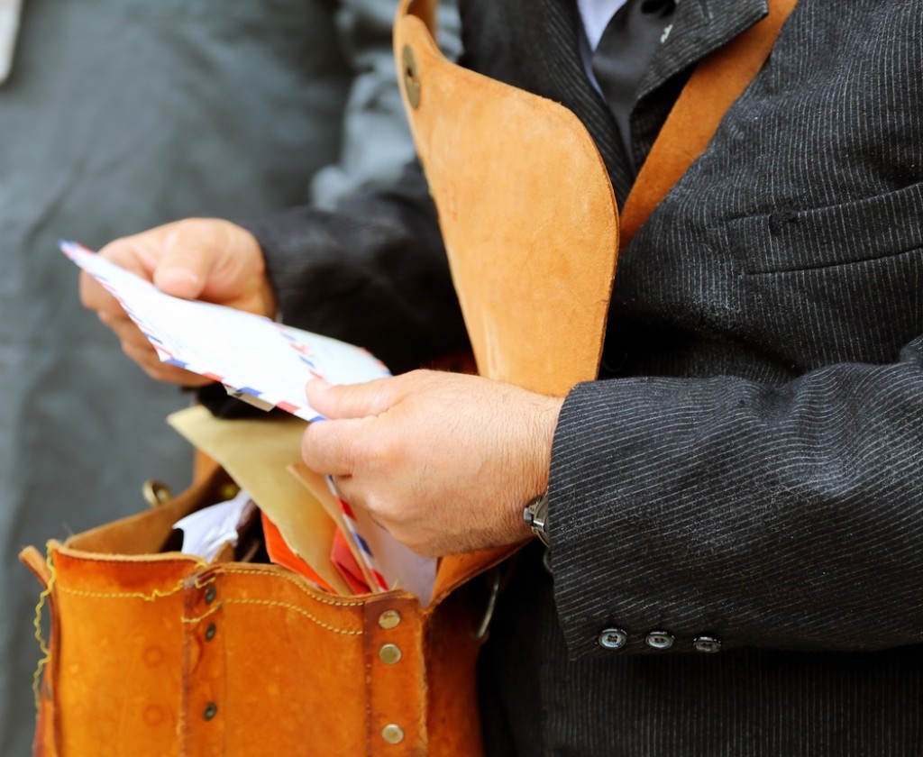 Планы разрушены: в Караганде почтальон выкинул в мусор важное заказное письмо