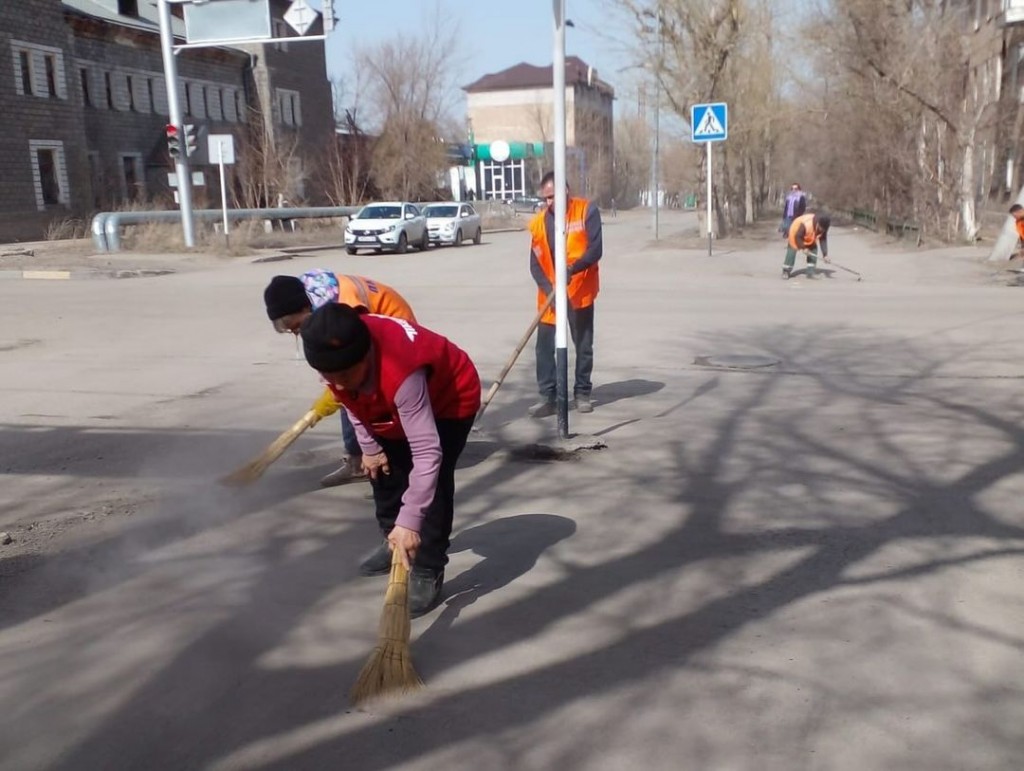 В Темиртау начали убирать улицы