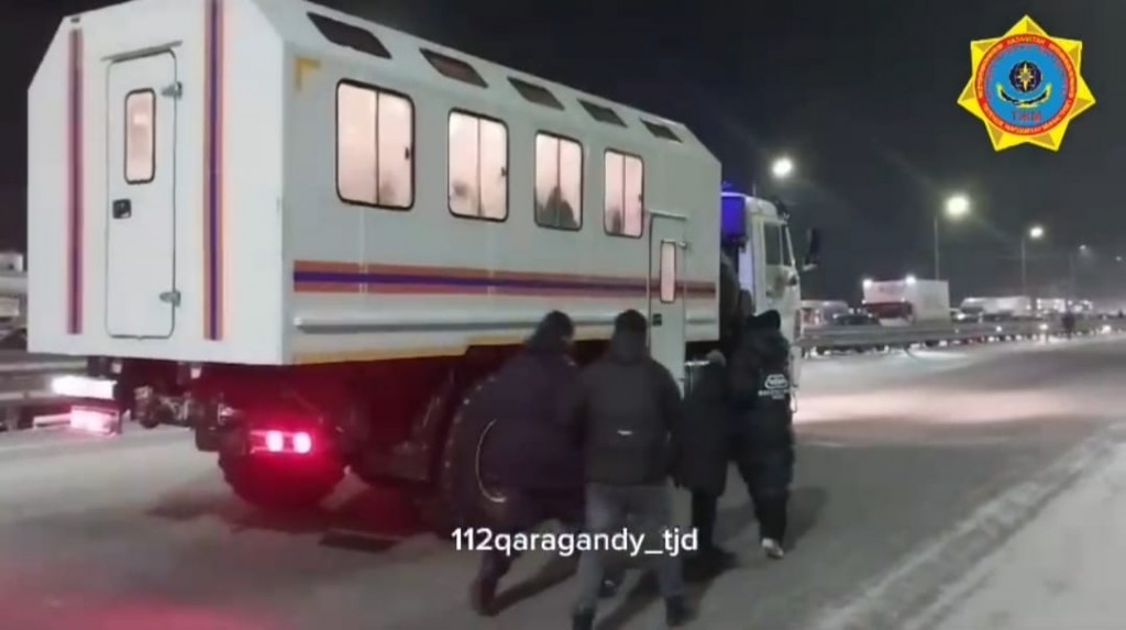 С закрытой трассы Темиртау – Караганда спасатели эвакуировали 194 человека