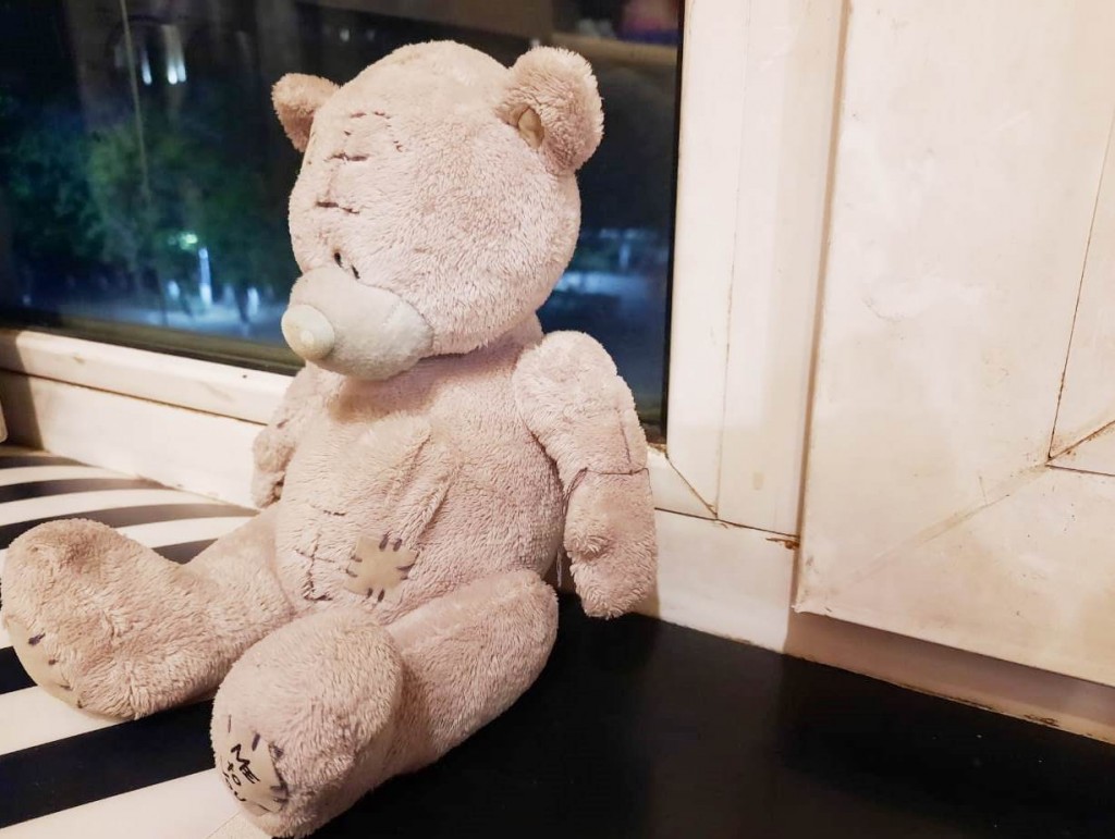 Ребенок разбился насмерть, выпав из окна пятого этажа в Балхаше