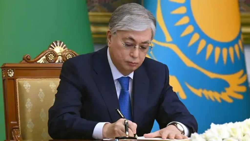 Токаев поздравил казахстанцев с Днем работников СМИ