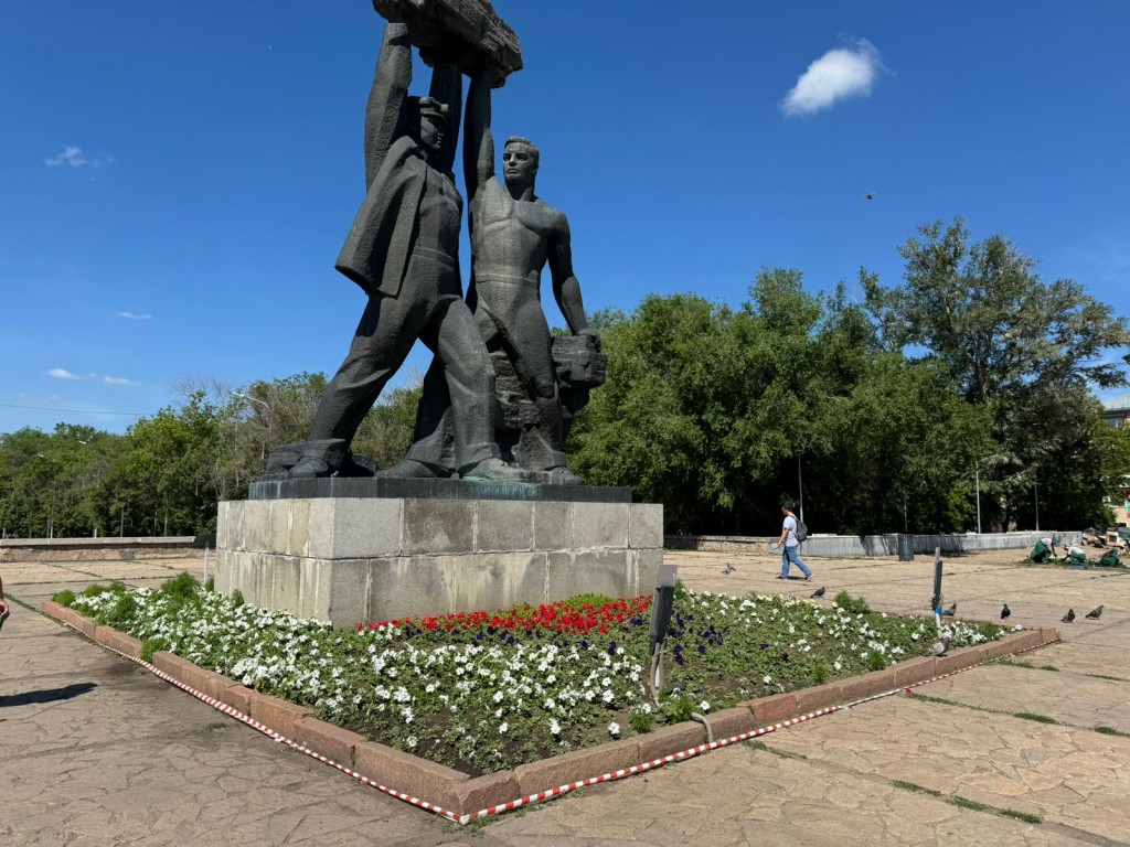 Демонтируют ли плитняк из природного камня возле памятника «Шахтерская слава»?