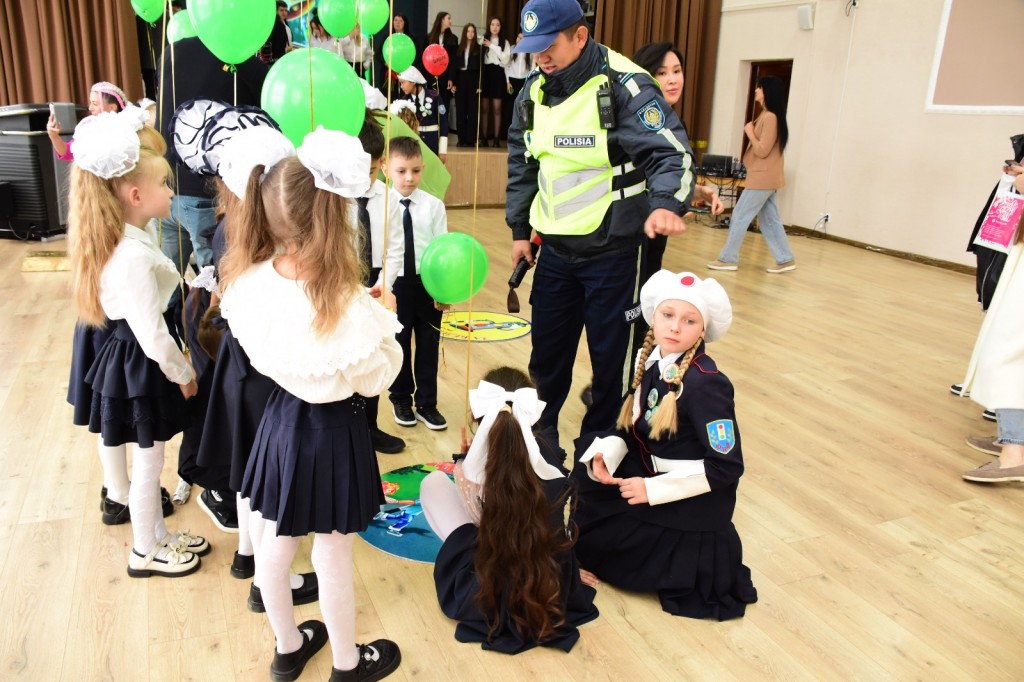 Юные инспекторы дороги поздравили первоклассников в Караганде