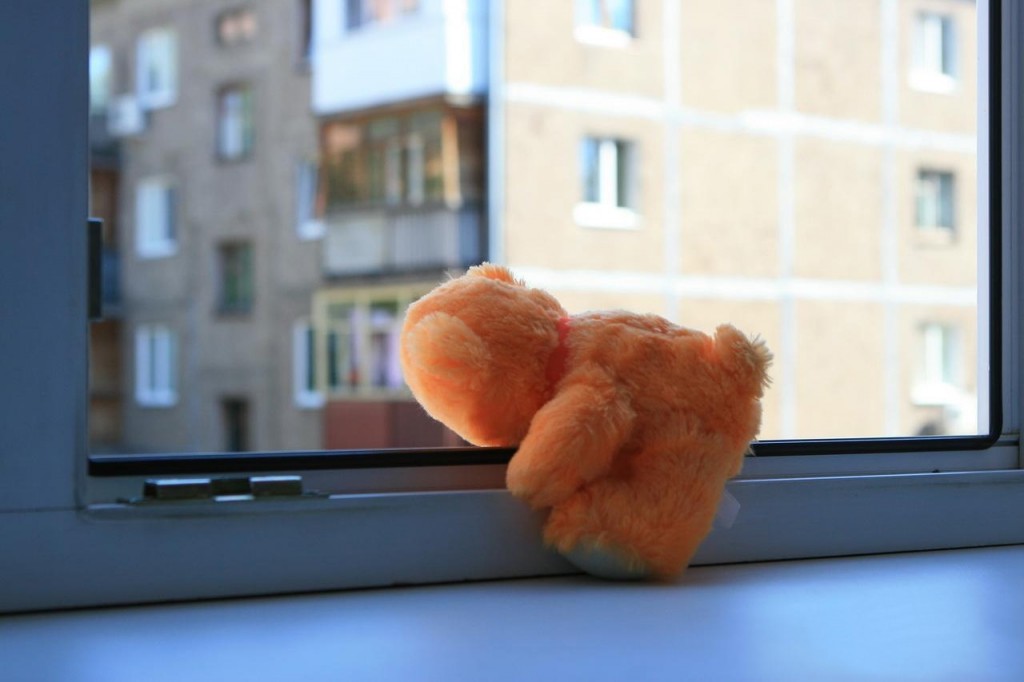 Двухлетний мальчик выпал из окна второго этажа в Караганде