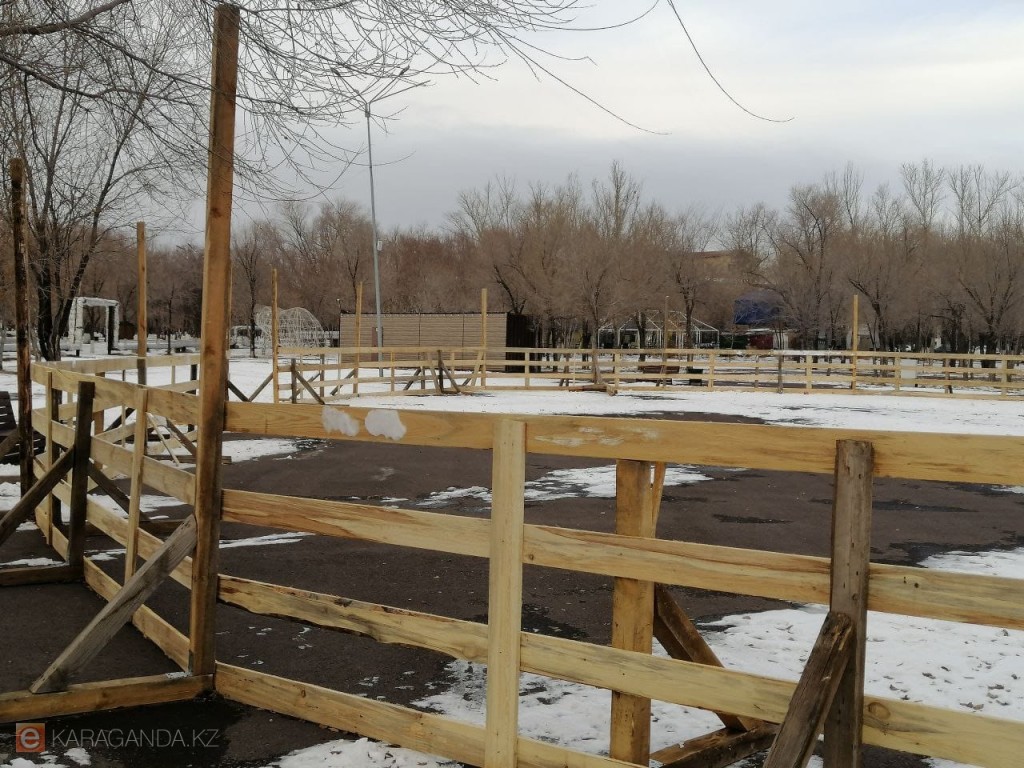 В парках Караганды начали обустраивать открытые катки