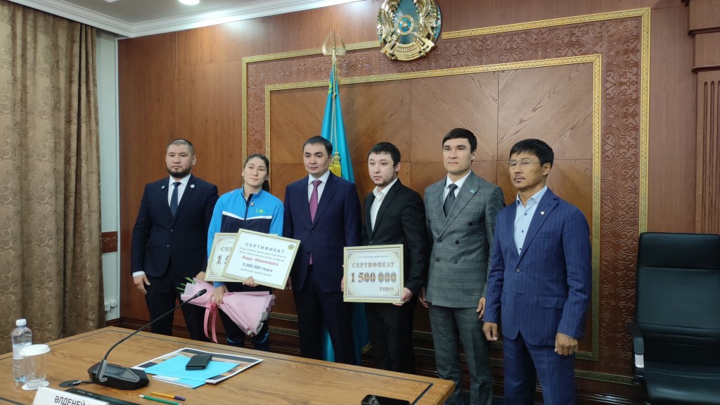Пять миллионов тенге вручили чемпионке мира по боксу в Караганде