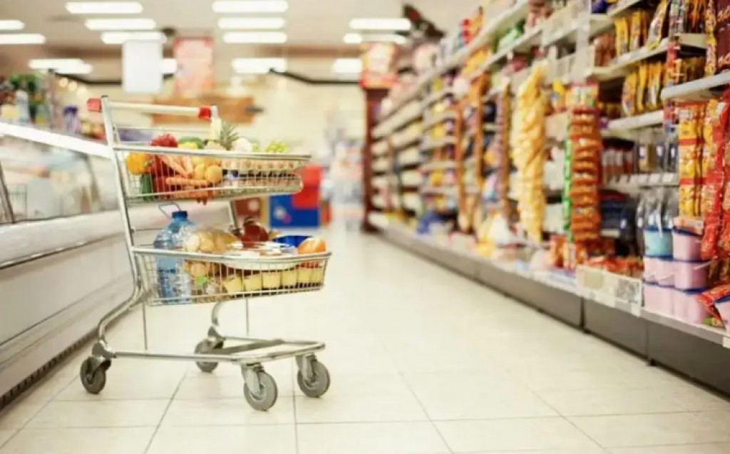 Какова доля казахстанских продуктов на полках магазинов, рассказали в Минторговли