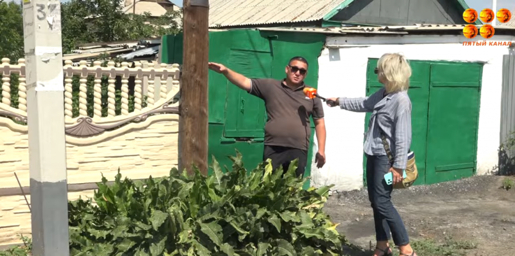 В Караганде на улице Юная сложилась нестандартная ситуация со столбами для линий электропередач
