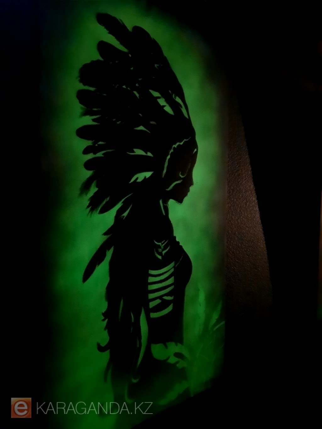 Карагандинский художник представил светящиеся в темноте картины