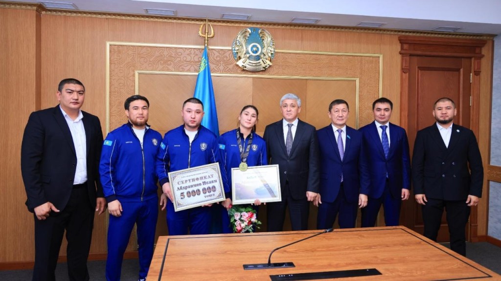 В Караганде поздравили двукратную чемпионку мира по боксу Аиду Абикееву и её личного тренера