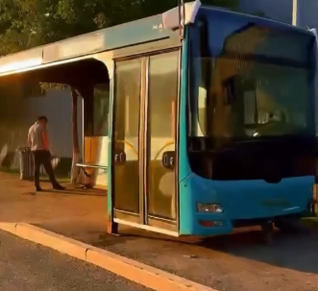 Последняя остановка: в Караганде старый автобус начал новую жизнь