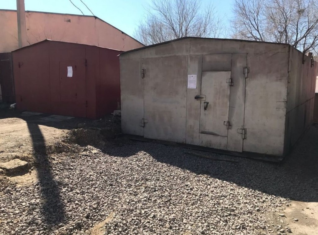 Житель Караганды самовольно установил гараж на проходе в школу