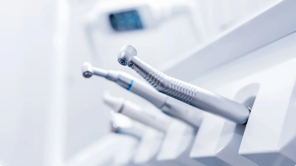 Минздрав предлагает полностью запретить казахстанцам лечить зубы за счёт пенсионных излишков