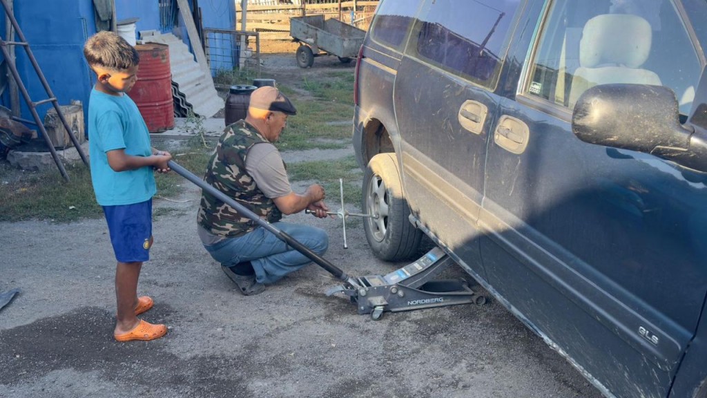 Первая шиномонтажка в селе: житель Бухаржырауского района открыл своё дело по программе «Ауыл аманаты»