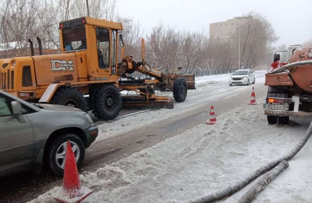 В Караганде устраняют водопроводную аварию