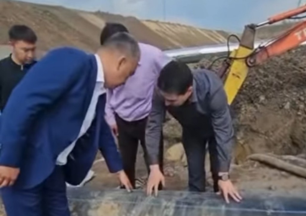 Аким Караганды побывал на месте водопроводной аварии