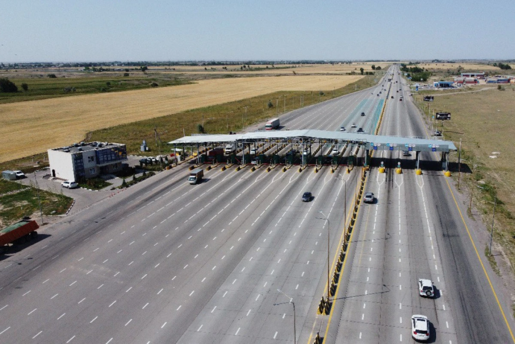 Сколько денег поступило от платных дорог в 2023 году