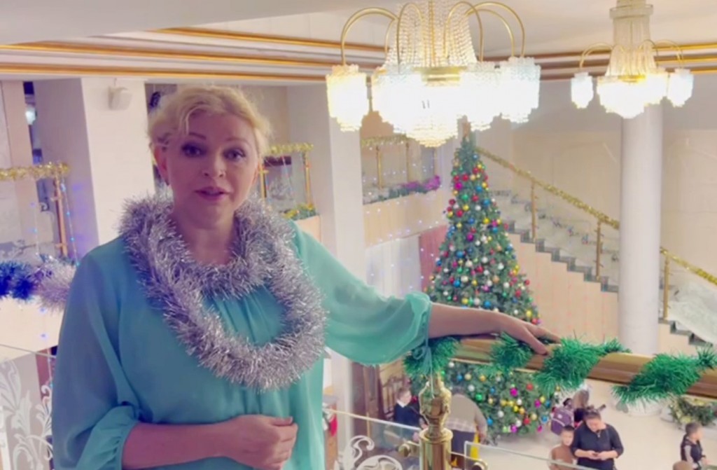 Актриса карагандинского театра Станиславского поздравляет жителей с наступающим Новым годом