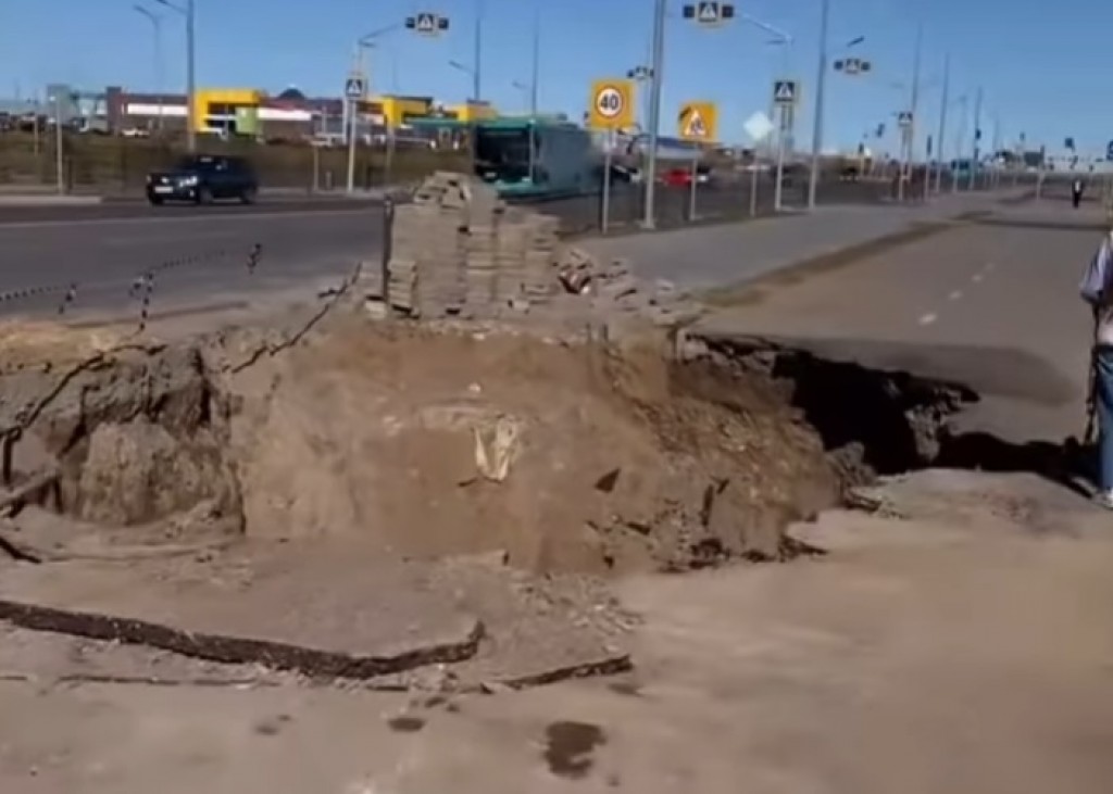 Огромную яму оставили без ограждения на Юго-Востоке Караганды
