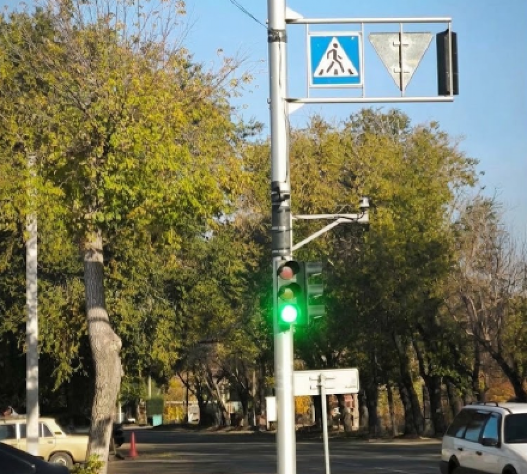 В Караганде после жалоб жителей восстановили работу светофора на перекрёстке в Михайловке