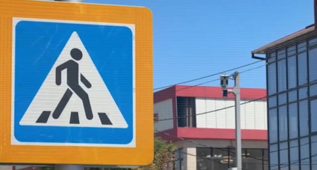 «Умные» пешеходные переходы спасают жизни: в местах установки не зафиксировано ни одного ДТП