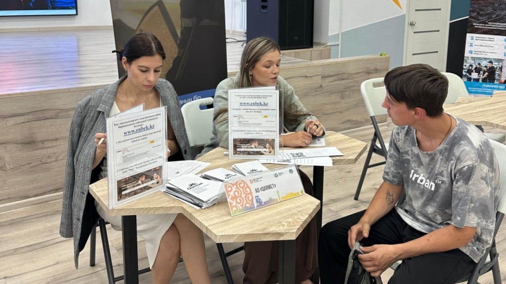 Как в Карагандинской области помогают жителям с трудоустройством