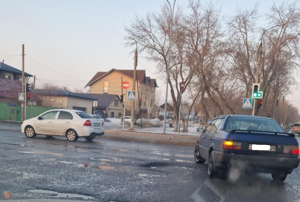 Суық асфальт және еріген сулар: қарағандылықтар шұңқырларды жөндеудің тез бұзылуына шағымданады