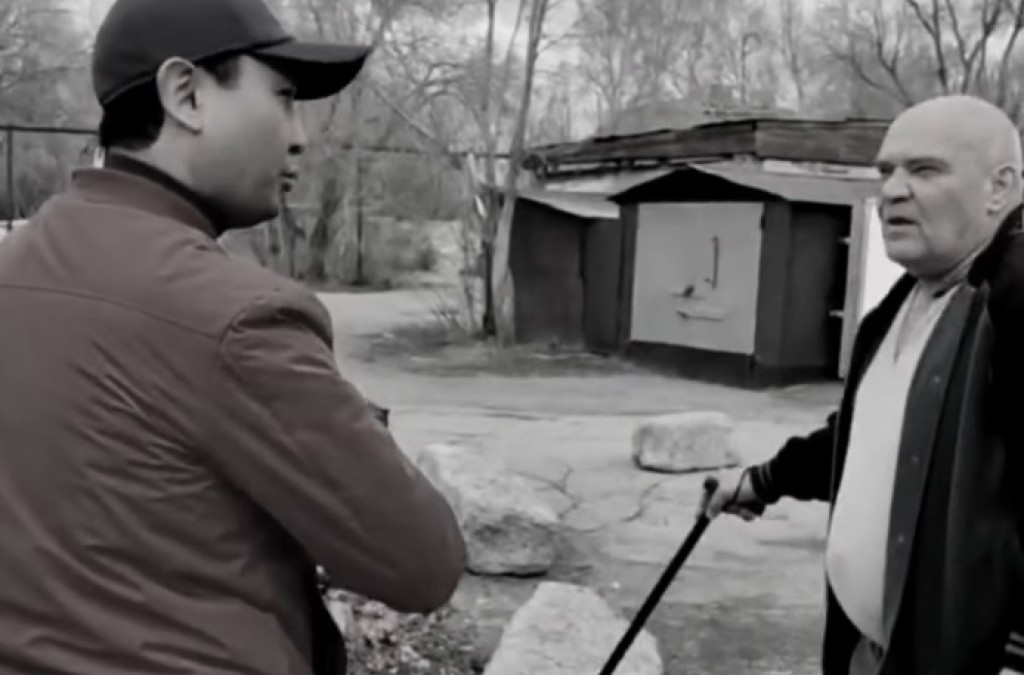 Районный аким Караганды продолжает ходить пешком по городу