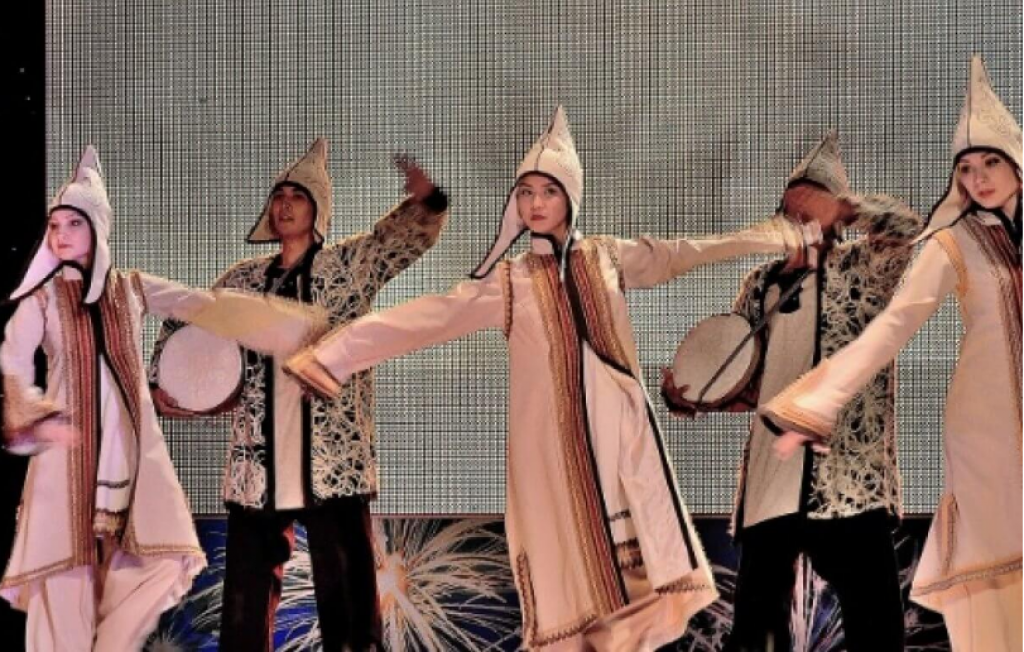 Как TikTok помогает популяризировать казахские национальные танцы в мире