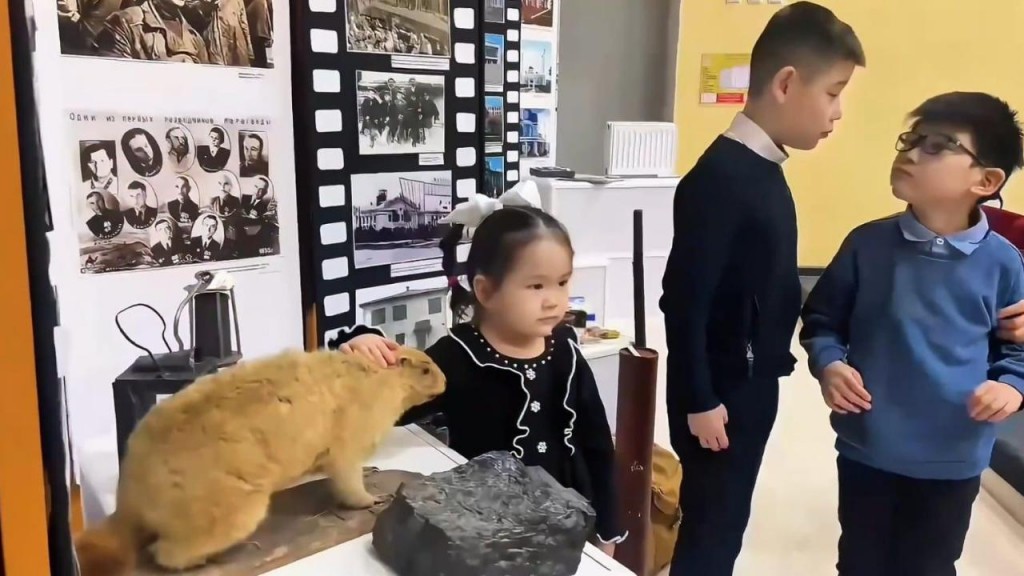 Выездную выставку ко Дню Караганды организовали для детей с нарушением зрения