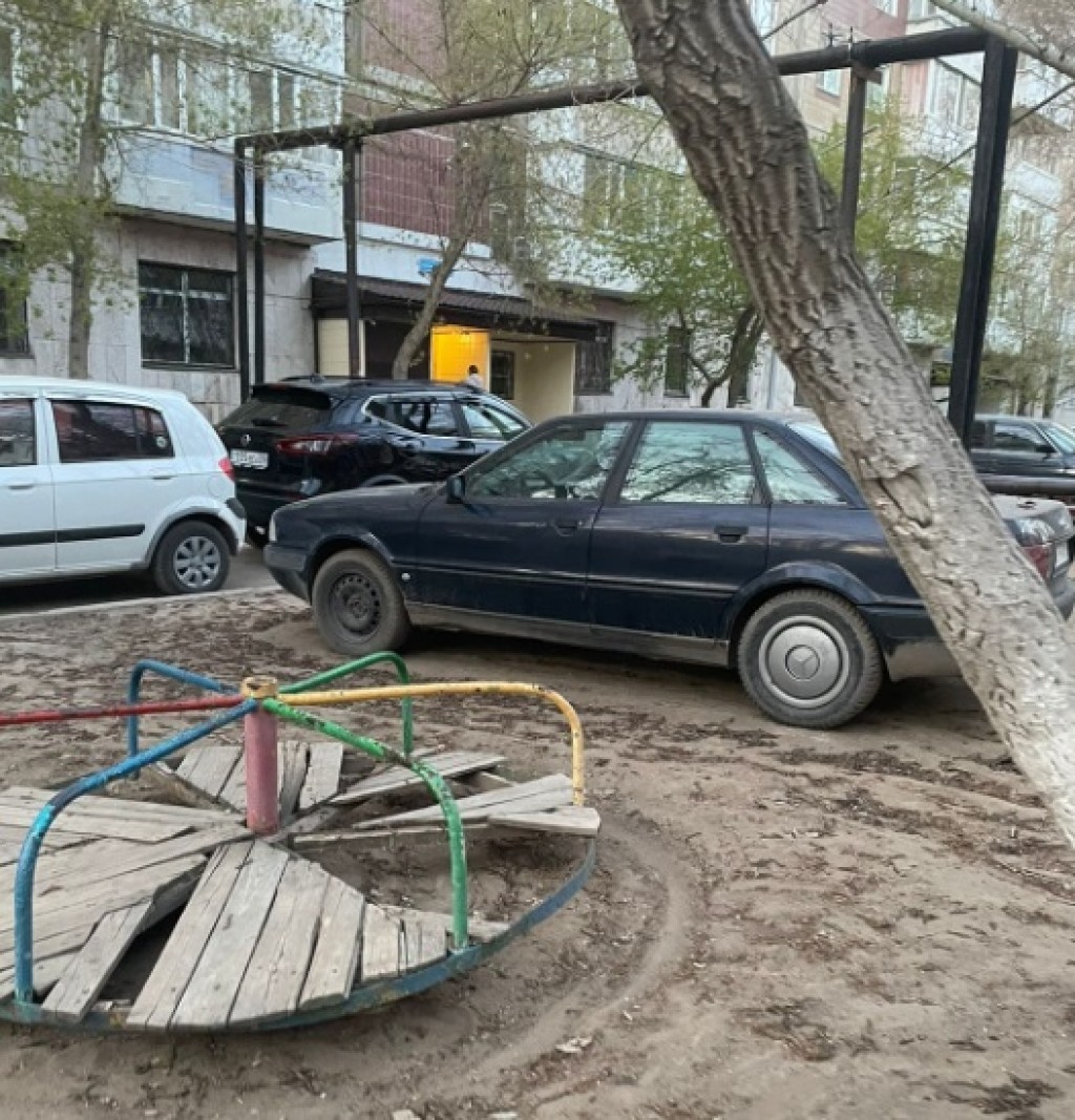 Что делать, если детская площадка превращается в автомобильную парковку: рекомендации полиции