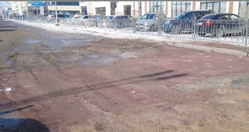 В Караганде участок главной дороги города после ремонта на водопроводе заасфальтируют летом