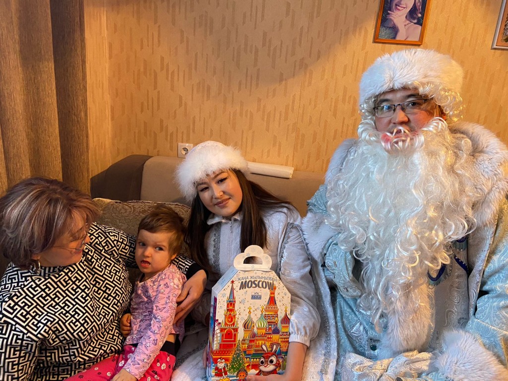 Карагандинские военнослужащие поздравили детей с особыми потребностями с наступающим Новым годом