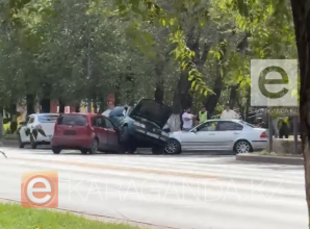 В Караганде столкнулись три автомобиля на улице Зелинского