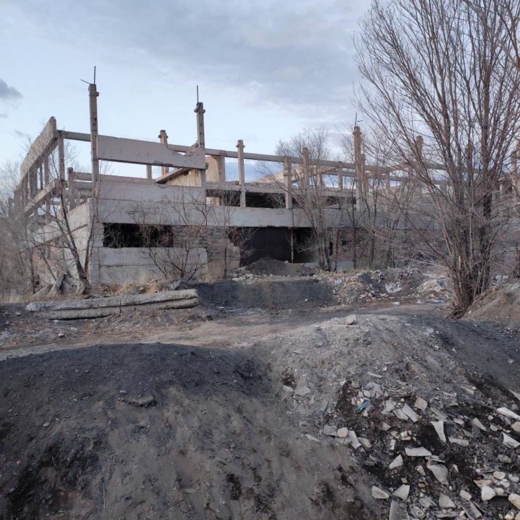 13-летняя школьница получила перелом позвоночника, упав с третьего этажа заброшенного здания в Караганде