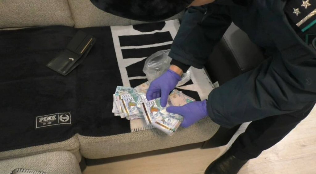 18-летний юноша обманул пожилую карагандинку на 1 млн тенге