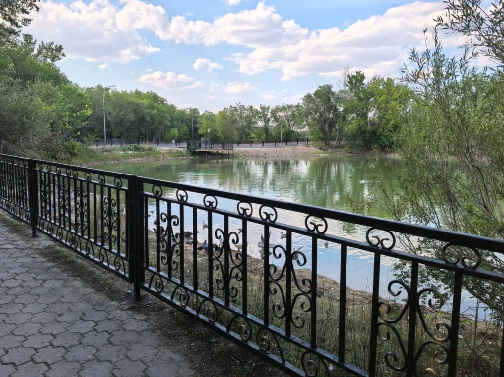 Забор вокруг второго озера Центрального парка все еще не закрыли сеткой