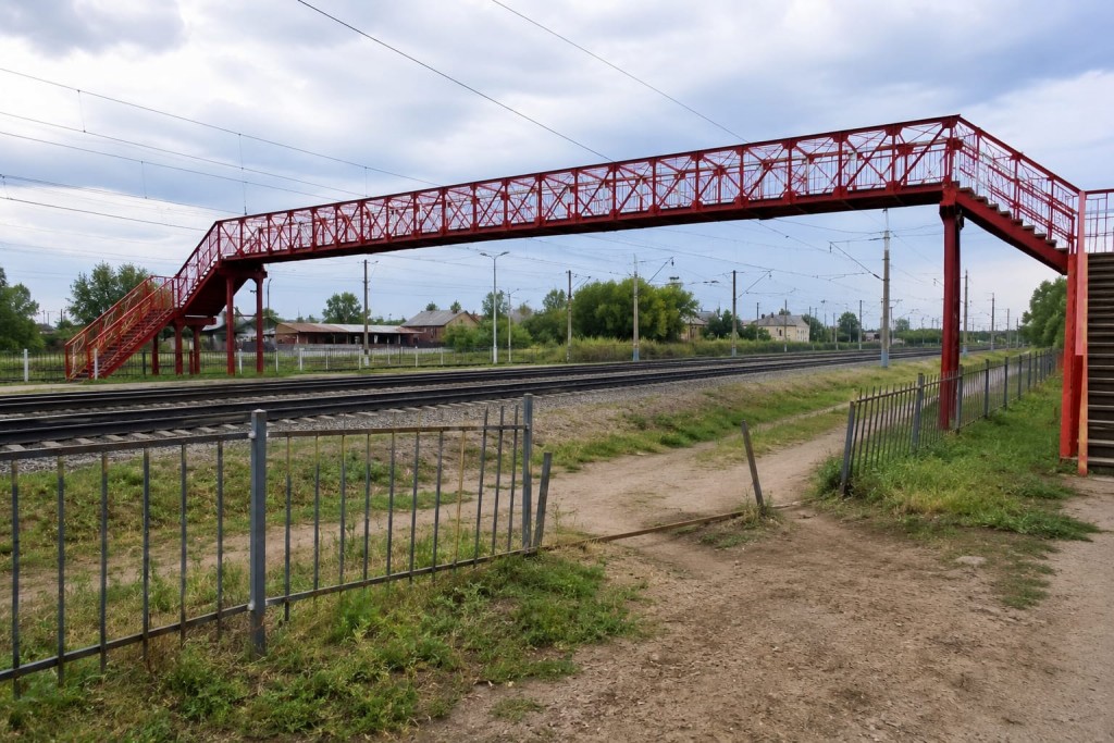 Новое ограждение у железнодорожных путей повредили в Караганде