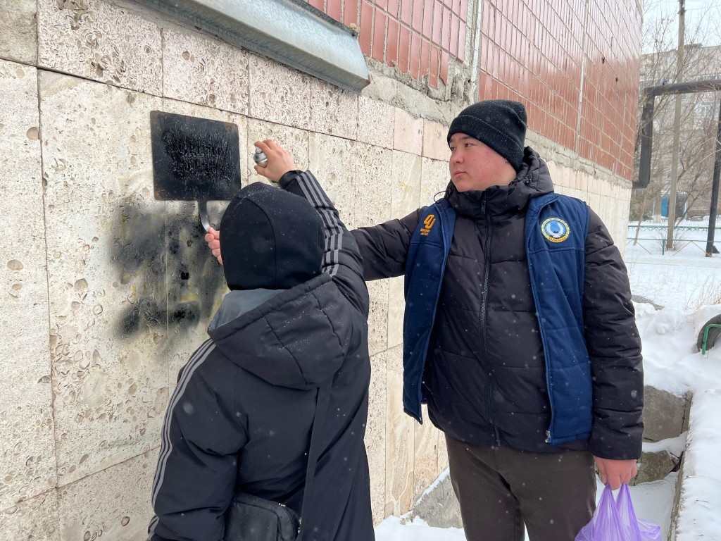 В Караганде полиция и волонтёры продолжают стирать с улиц рекламу запрещённых веществ