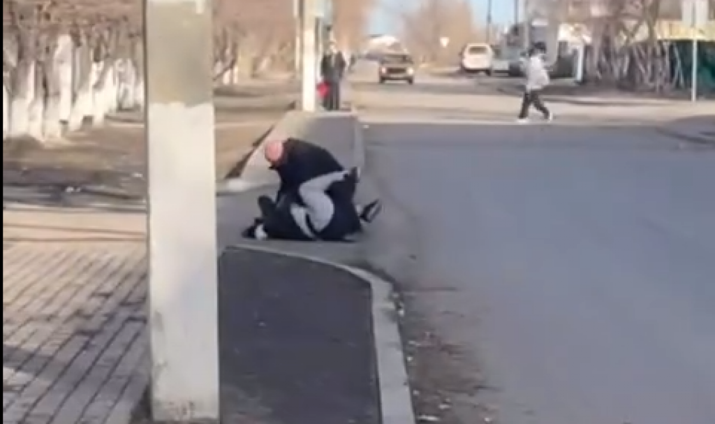 Житель Карагандинской области жестоко избил на улице свою сожительницу