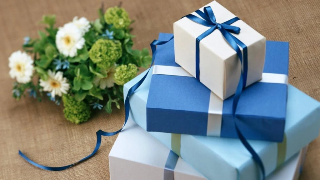 Эксперт по этикету назвала универсальные подарки на 8 Марта