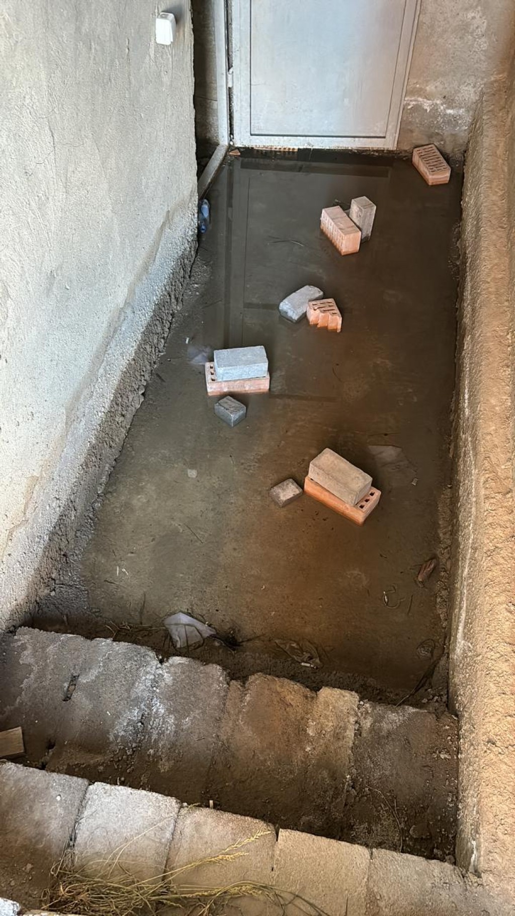 Карагандинцы пожаловались на грунтовые воды в подвале их многоэтажного дома