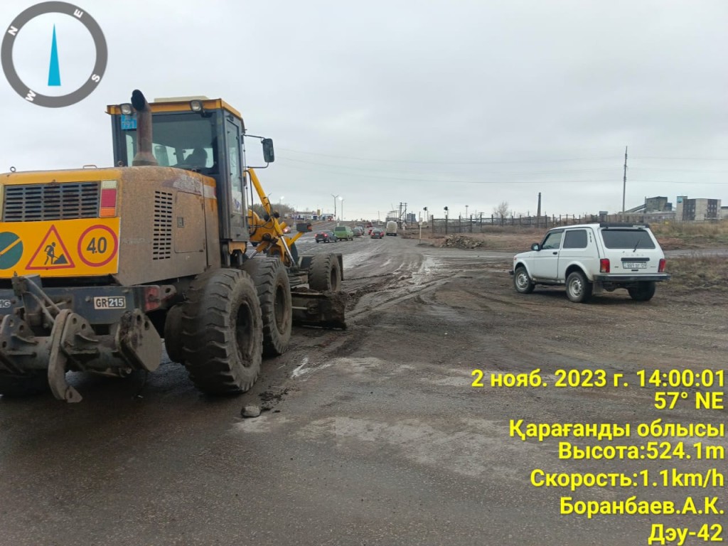 На многострадальном ж/д переезде около поселка Актас Карагандинской области делают профилировку проезжей части