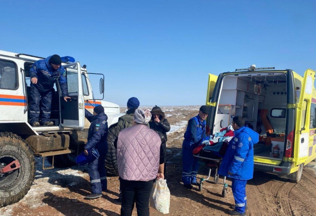 Спасатели Карагандинской области помогли в транспортировке пациента