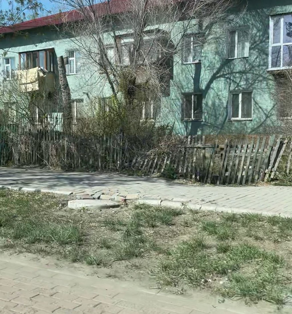 В Караганде приступили к поливу газонов на центральных улицах