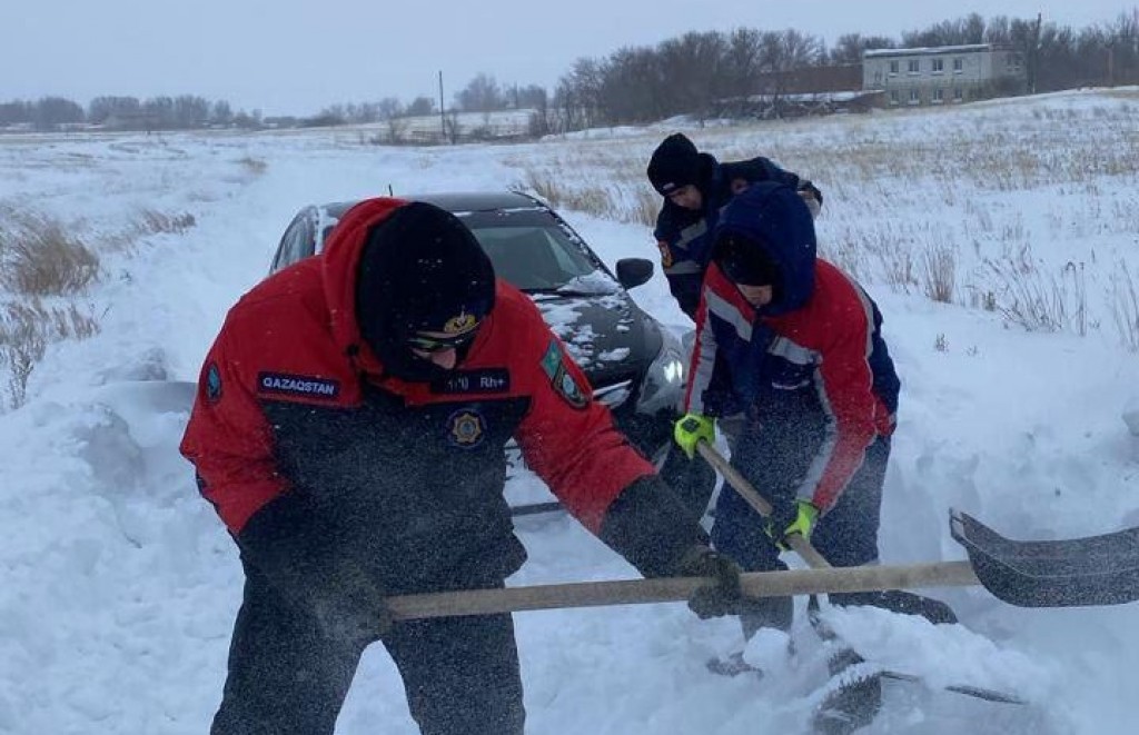Спасатели пришли на помощь двум путникам в Абайском районе