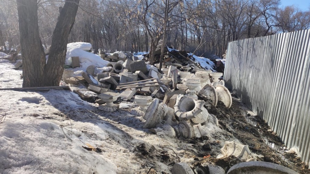 Свалка старых вазонов образовалась в Центральном парке Караганды