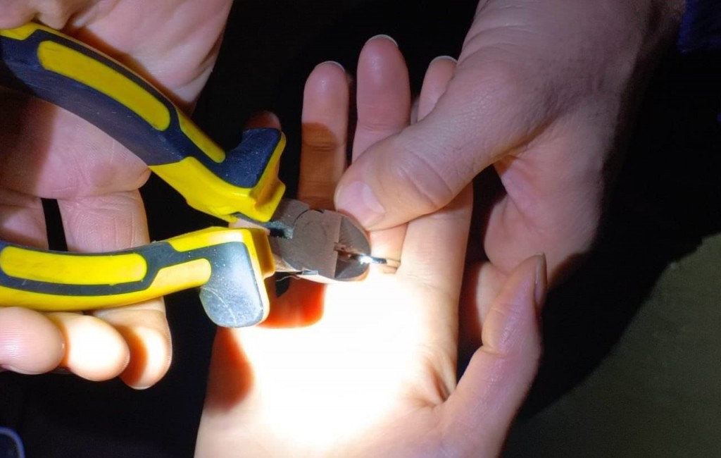 Спасатели помогли снять кольцо с пальца женщины в Караганде